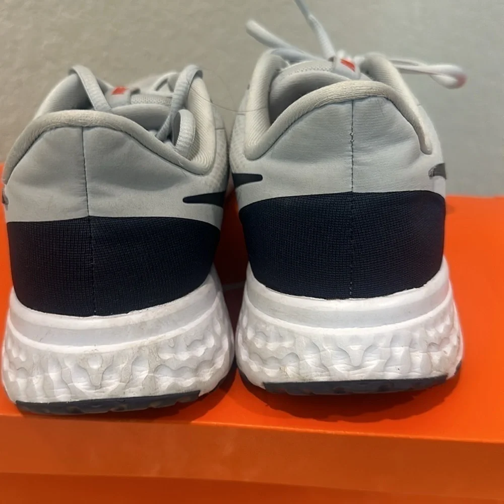 Nike revolution 5 sneakers size 9
